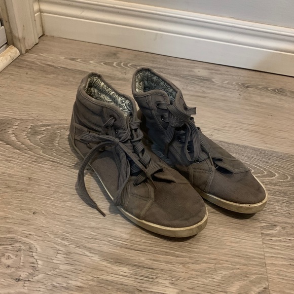 CLOTHING - Picture 5 of 11